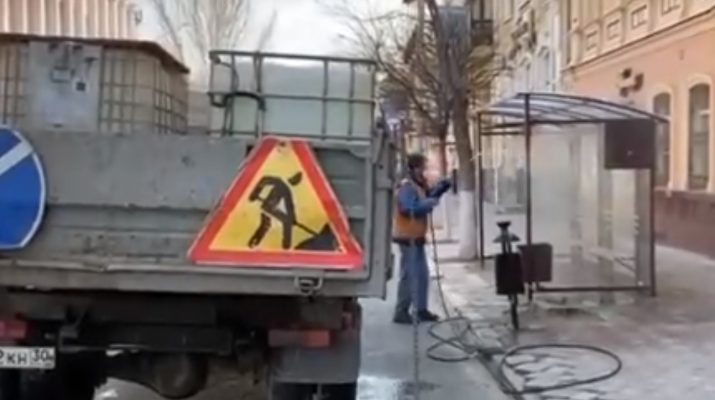 В Астрахани дезинфицируют леерные ограждения и остановки
