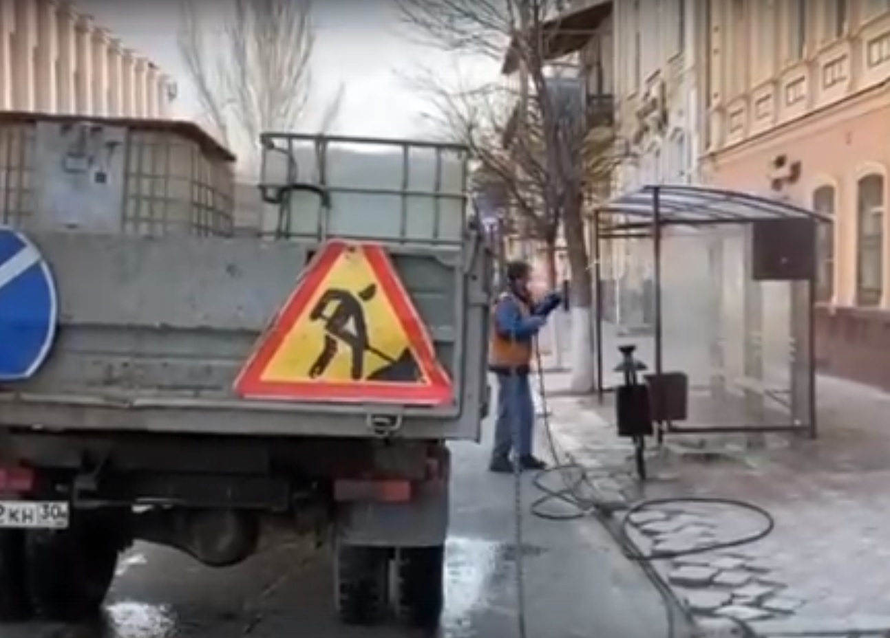 В Астрахани дезинфицируют леерные ограждения и остановки