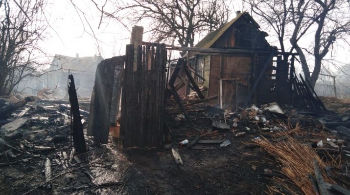 В Астрахани сгорел жилой дом, гараж и автомобиль