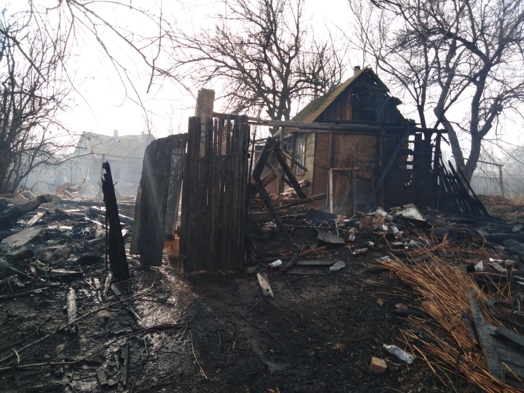 В Астрахани сгорел жилой дом, гараж и автомобиль