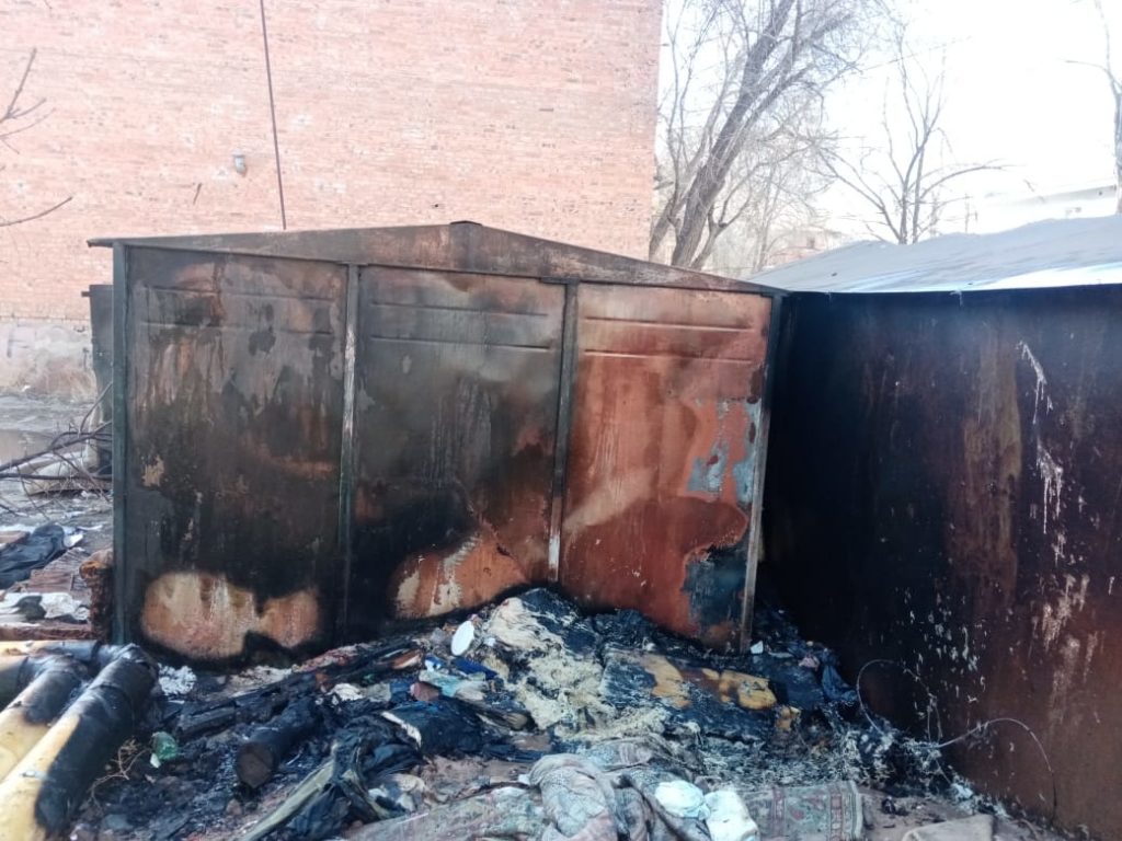 В Астрахани сгорели три гаража
