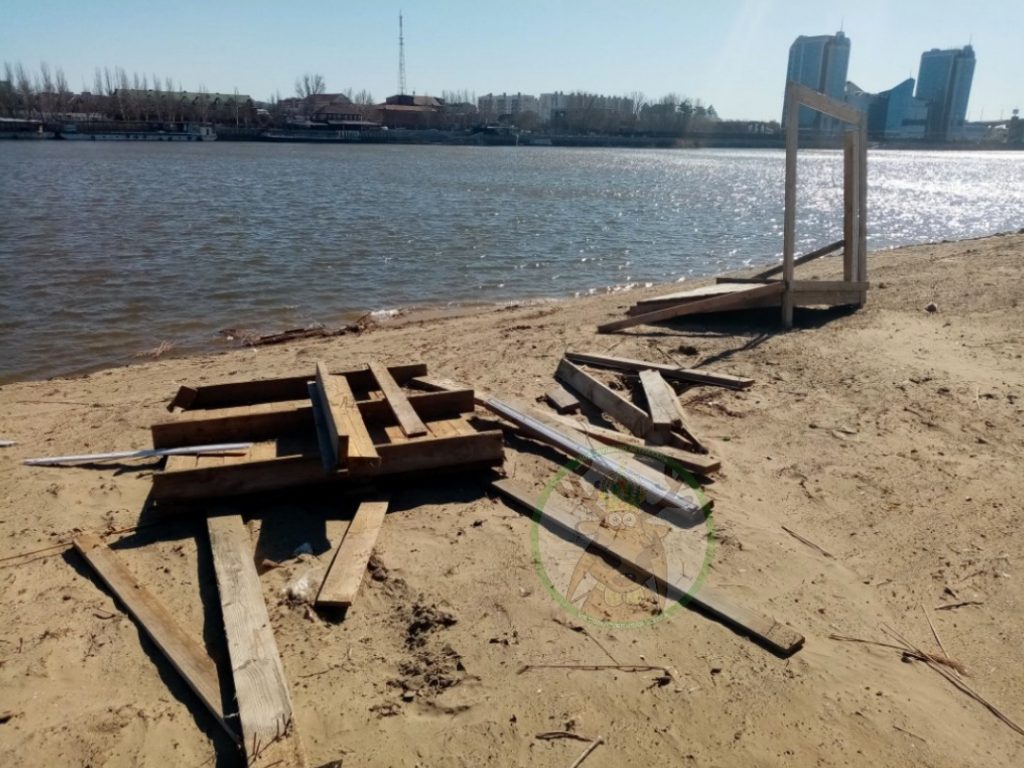 Пляж городской разрушили вандалы