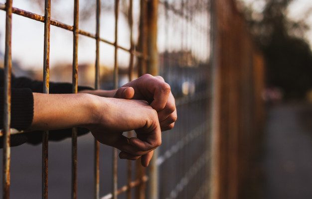 В Астрахани заключенный напал на охранника