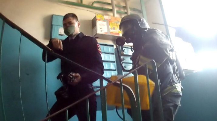 Полицейские спасли астраханцев из горящего дома Астрахань