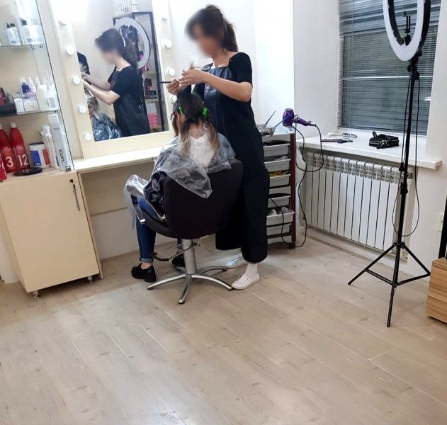 В центре Астрахани продолжала работать парикмахерская