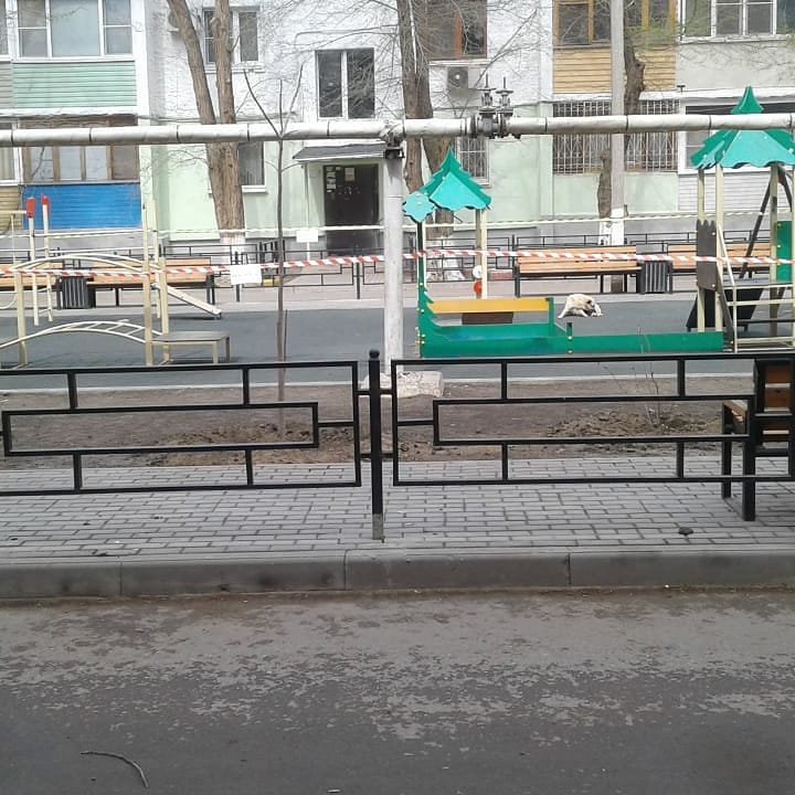 Трусовский район закрыли детские площадки
