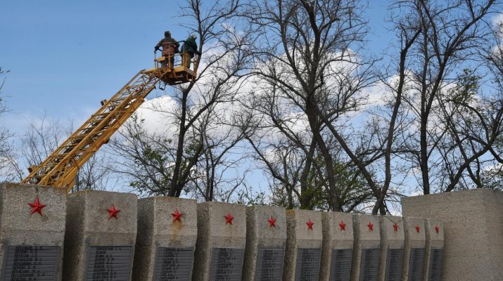 В Астрахани облагораживают памятники войны