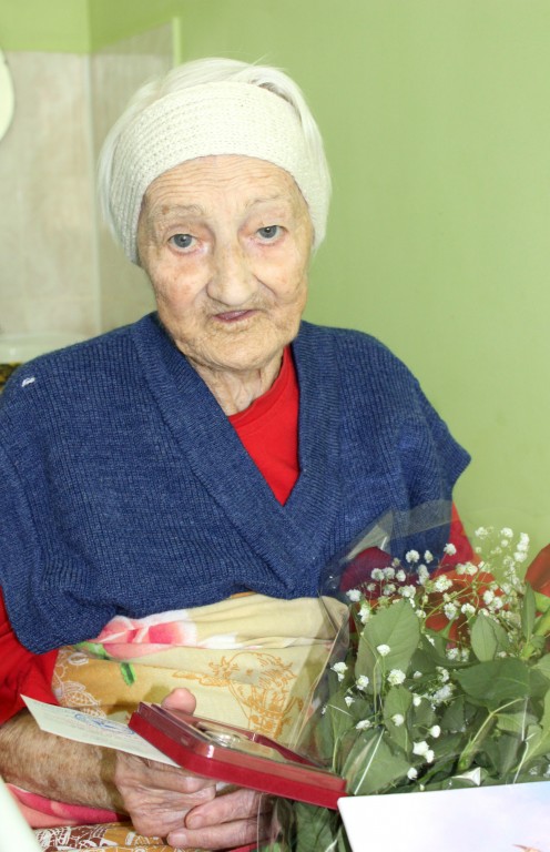 90-летней труженице тыла вручили медаль