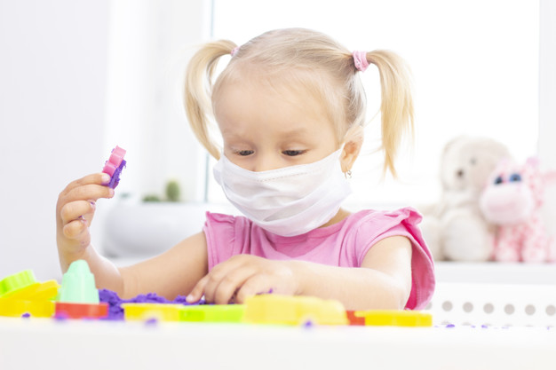 Эксперты советуют не надевать на детей защитные маски