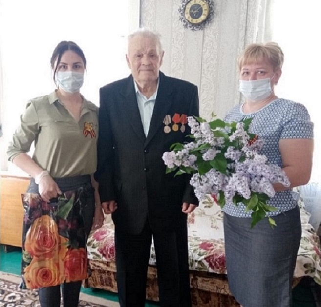В Астраханской области продолжают поздравлять ветеранов с Днём Победы
