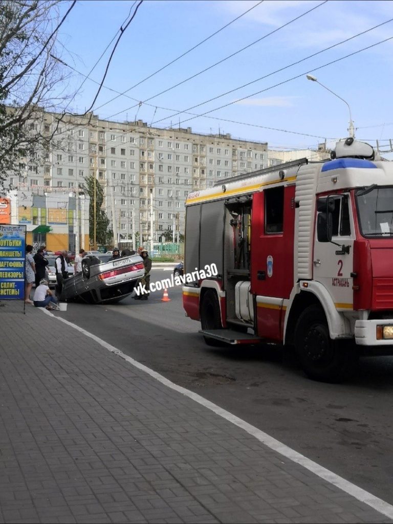 В Астрахани на улице Победы перевернулся автомобиль