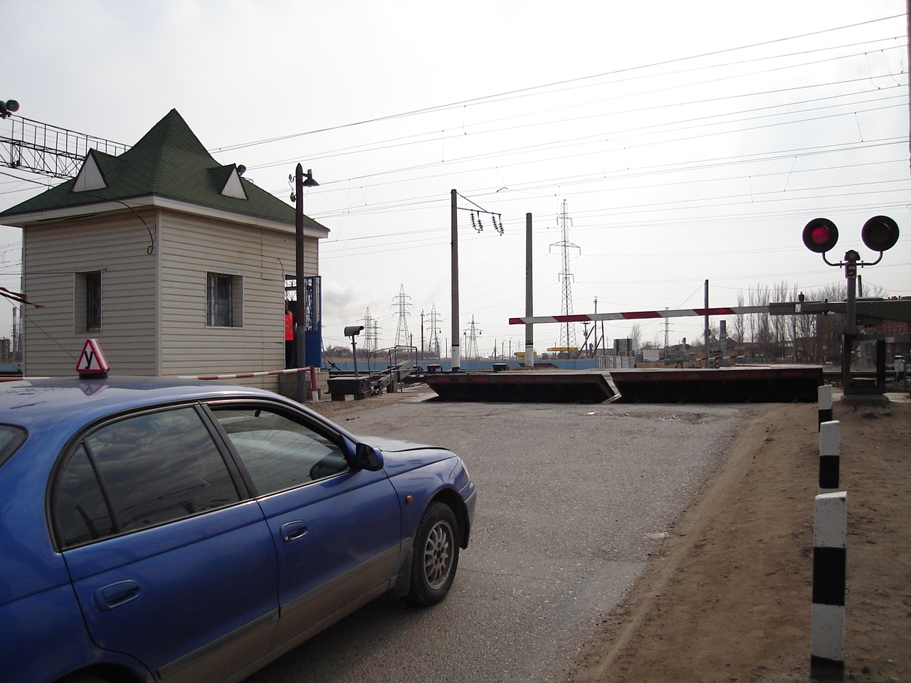 В Астраханской области ремонтируют железнодорожные переезды
