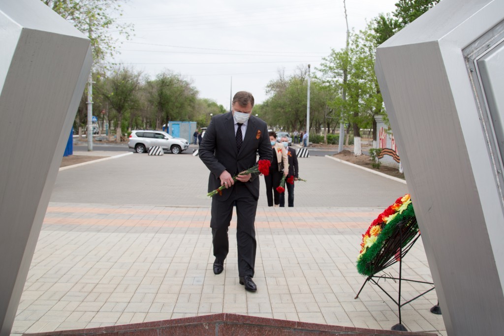 Игорь Бабушкин посетил памятную стелу в Трусовском районе