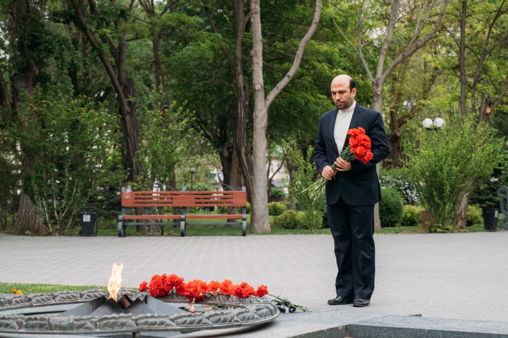 Послы Ирана, Казахстана и Туркменистана в Астрахани возложили цветы к Вечному огню