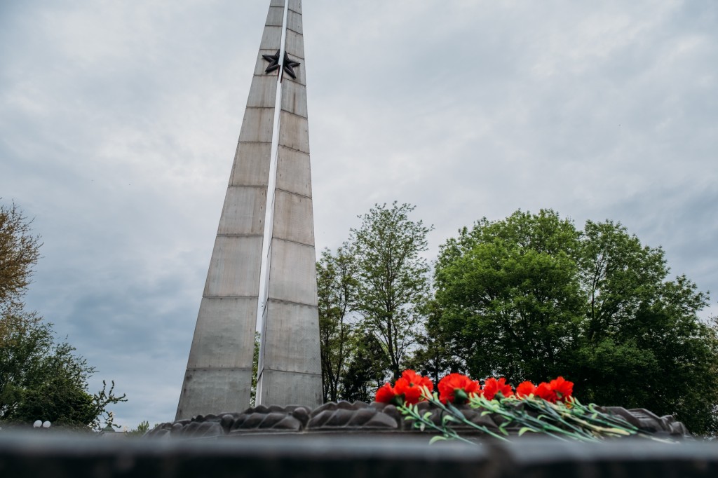 Послы Ирана, Казахстана и Туркменистана в Астрахани возложили цветы к Вечному огню