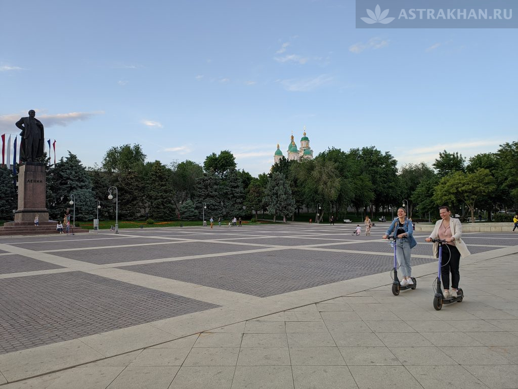 Веселые девушки без масок на площади Ленина в Астрахани