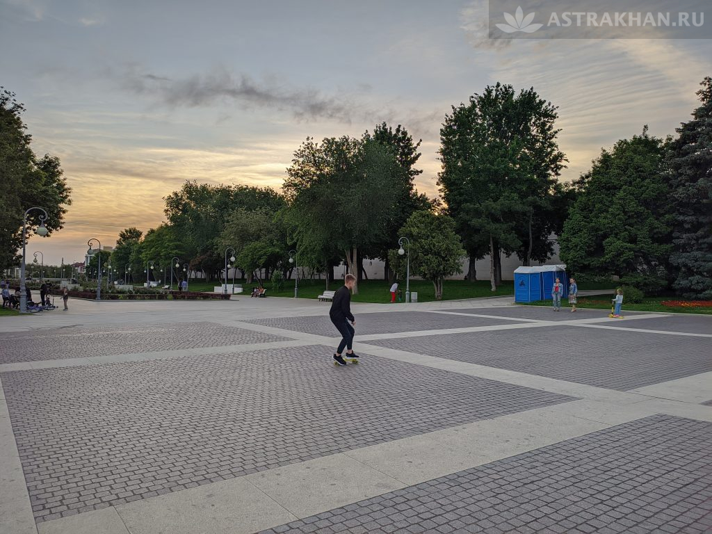Скейтбордист на площади Ленина в Астрахани
