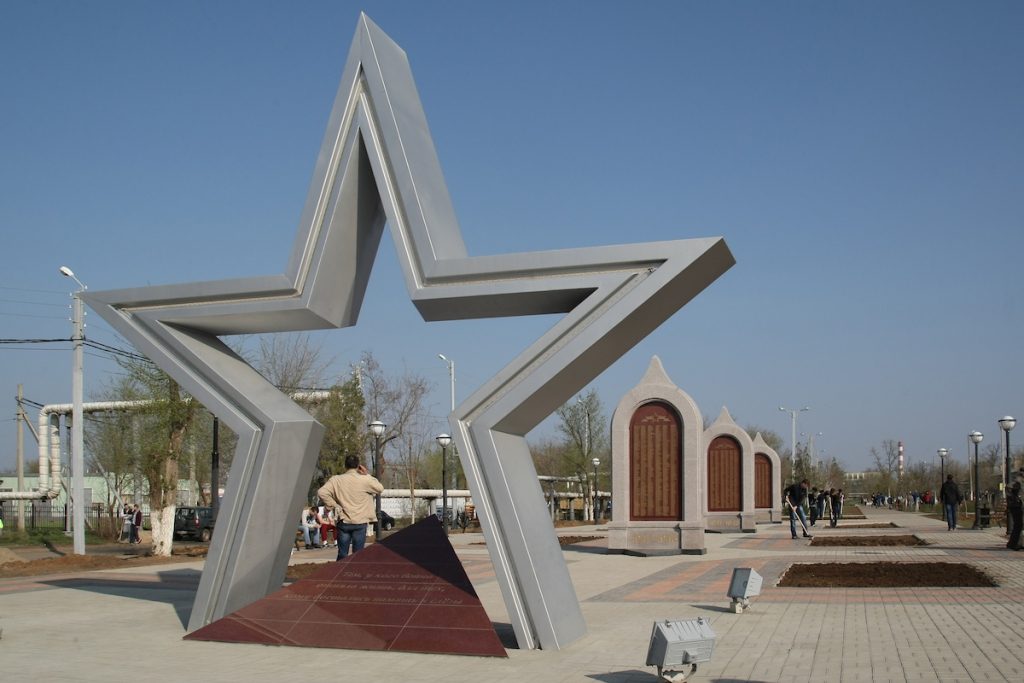 В Астрахани продолжают обновлять памятники Великой Отечественной Войны
