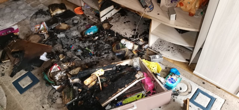 В Астрахани сгорел гараж и баня