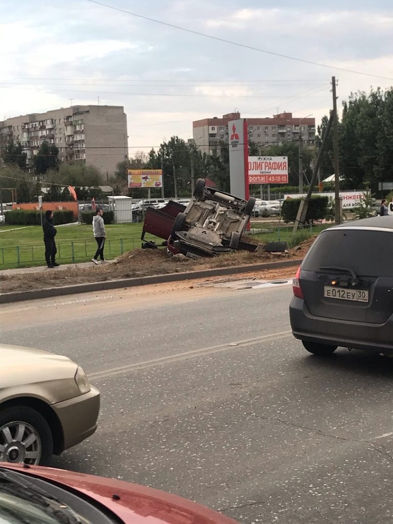 В Астрахани у парка Планета перевернулся автомобиль