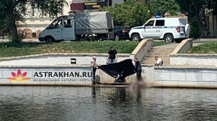 В центре Астрахани утонул мужчина