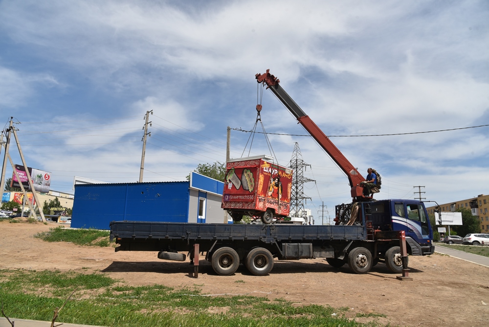 В Астрахани вывезли 93 незаконных торговых ларьков