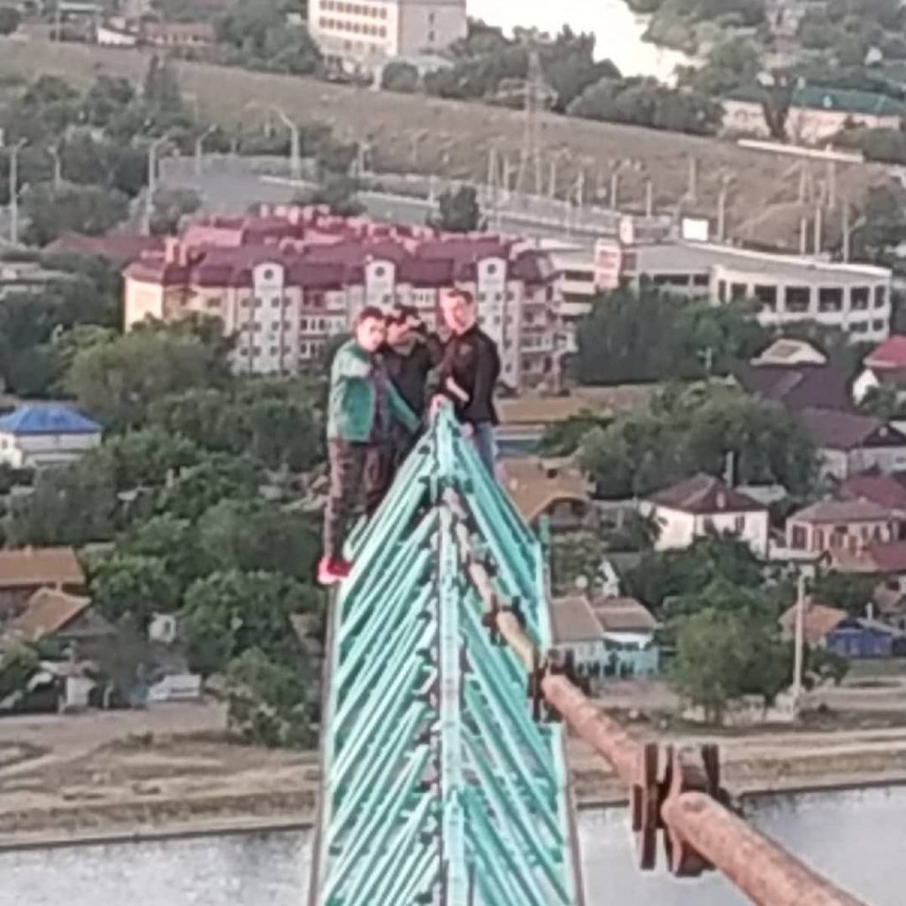 подростки залезли на кран Астрахань