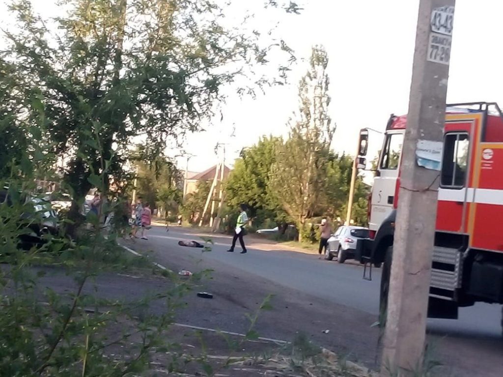 Вследствие страшной аварии в Астрахани погиб мотоциклист