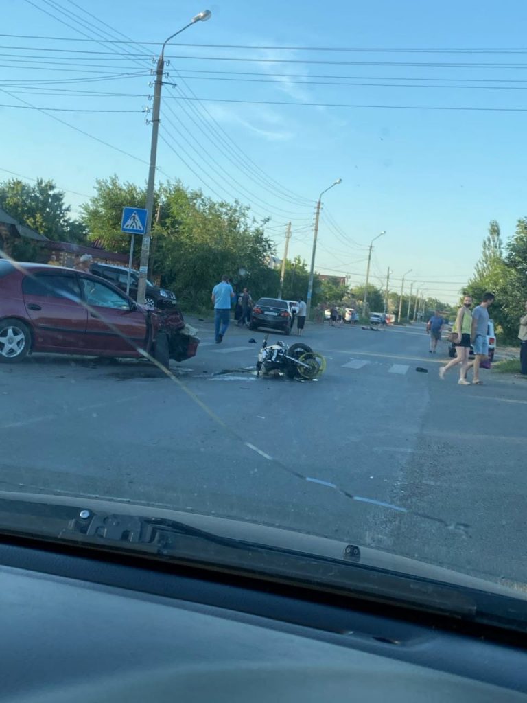 Вследствие страшной аварии в Астрахани погиб мотоциклист