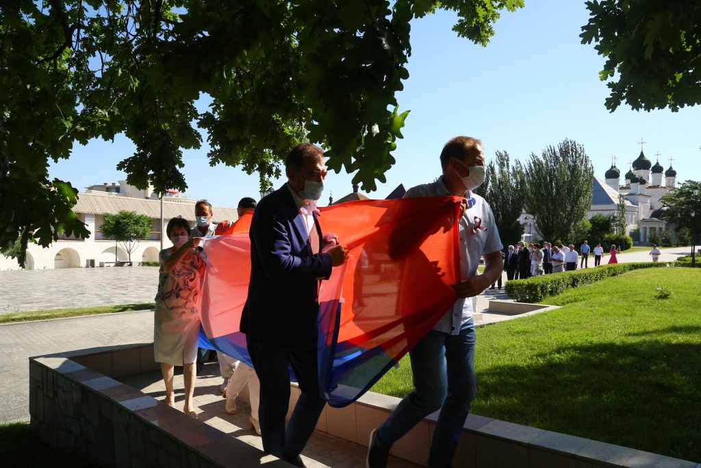 Также сегодня в Астраханском кремля состоялась традиционная  церемония поднятия Государственного флага России во главе с Игорем Бабубшкиным.