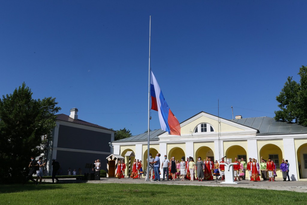 Также сегодня в Астраханском кремля состоялась традиционная  церемония поднятия Государственного флага России во главе с Игорем Бабубшкиным.