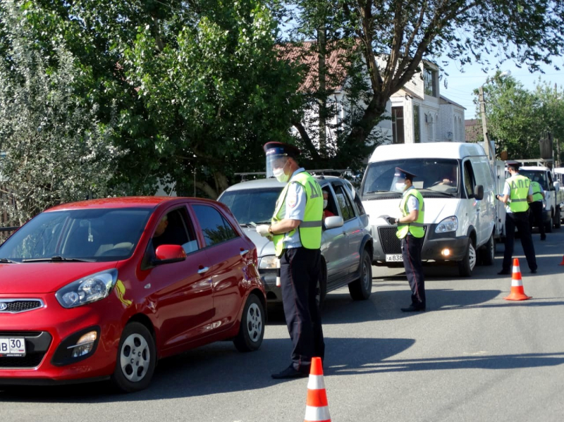 Астраханские стражи порядка информируют граждан о COVID-19