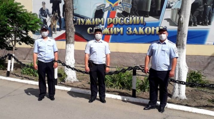В Астрахани полицейский патруль спас тонущую в канале женщину