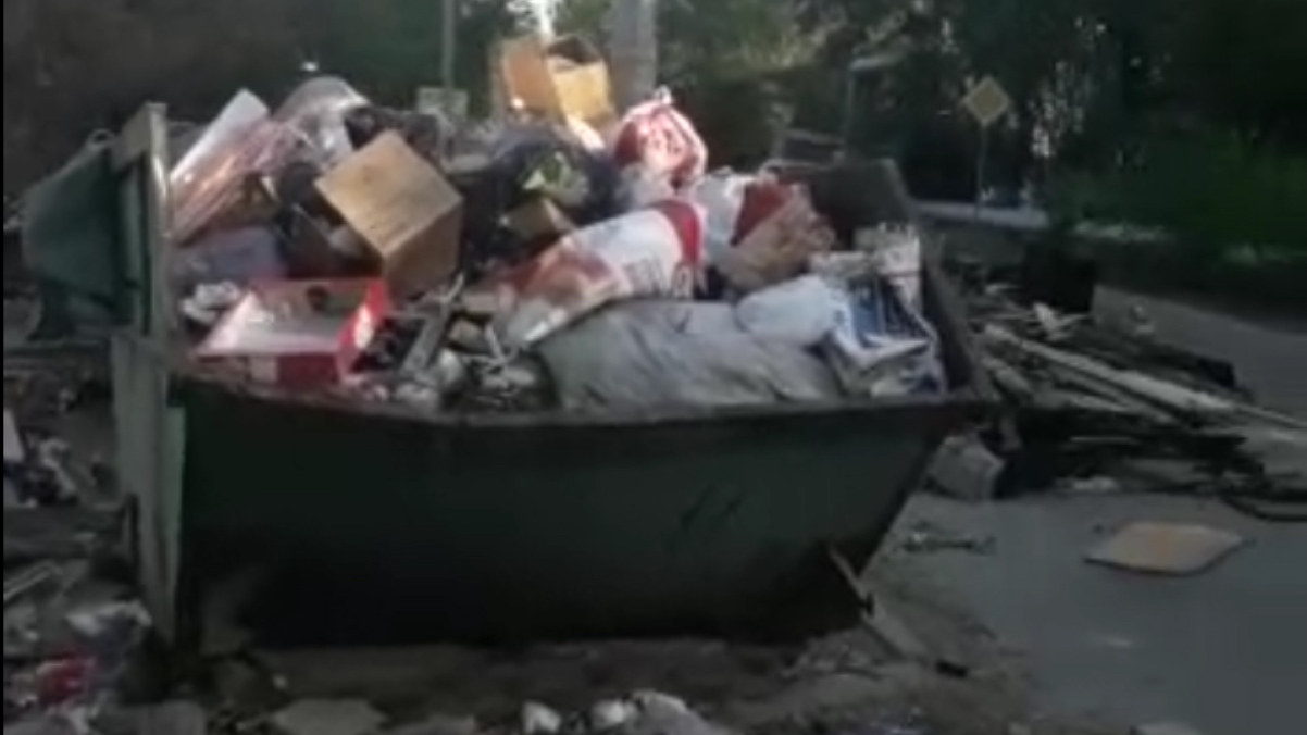 В Астрахани на одной из улиц образовалась свалка