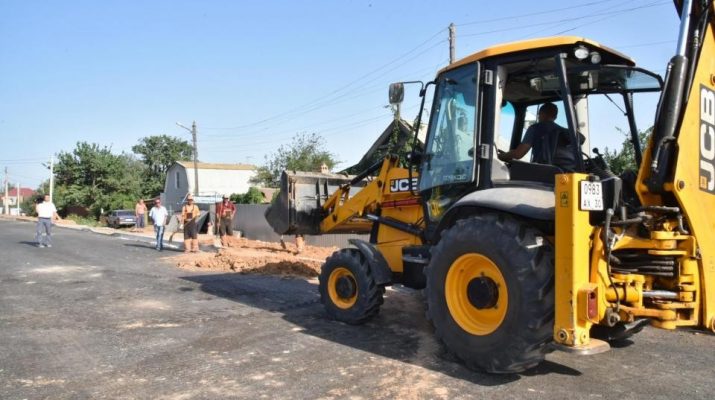 По просьбе пенсионерки в центре Астрахани отремонтировали дорогу