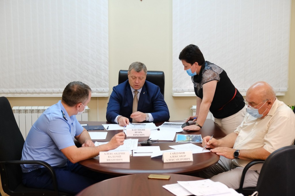 Игорь Бабушкин провёл встречу с астраханцами и выслушал их просьбы