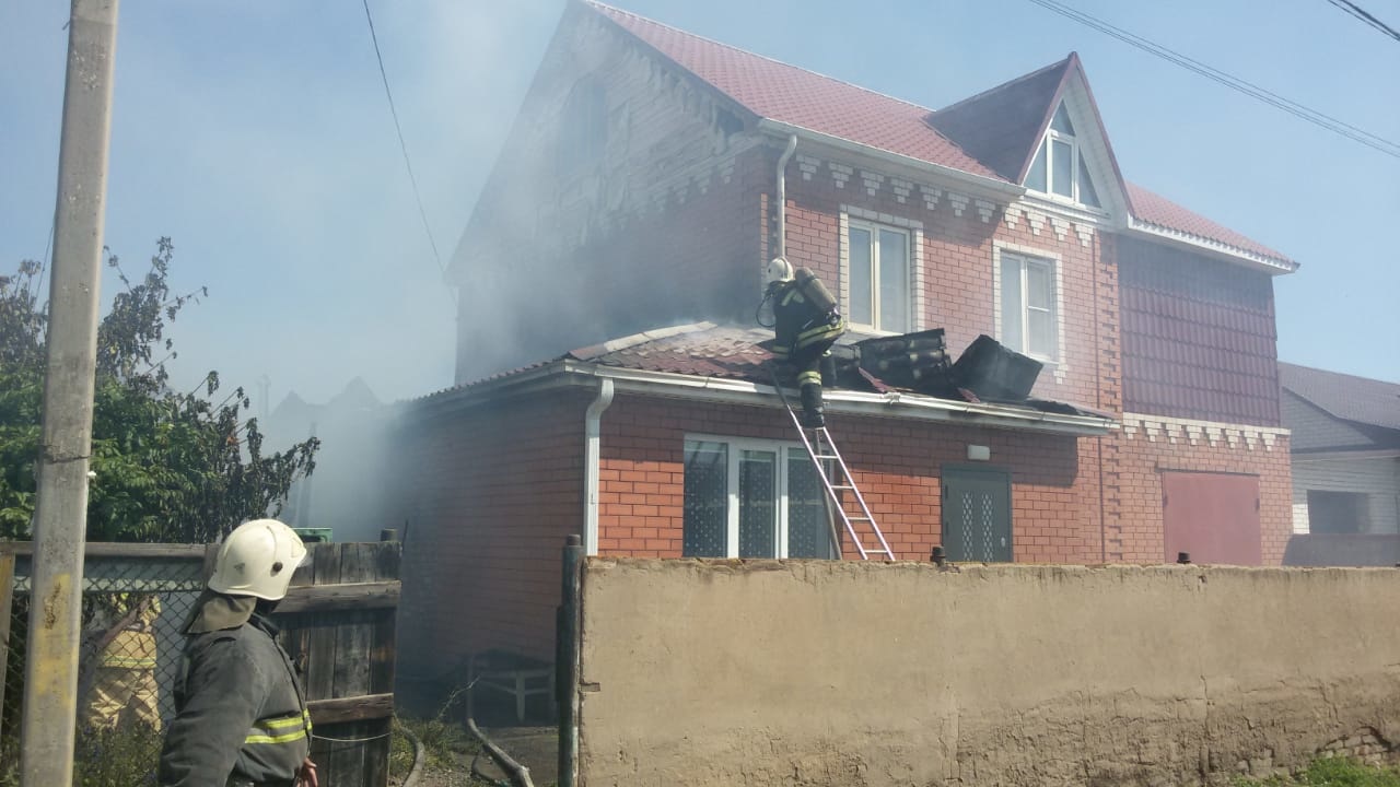 В Астрахани одновременно загорелось три дома