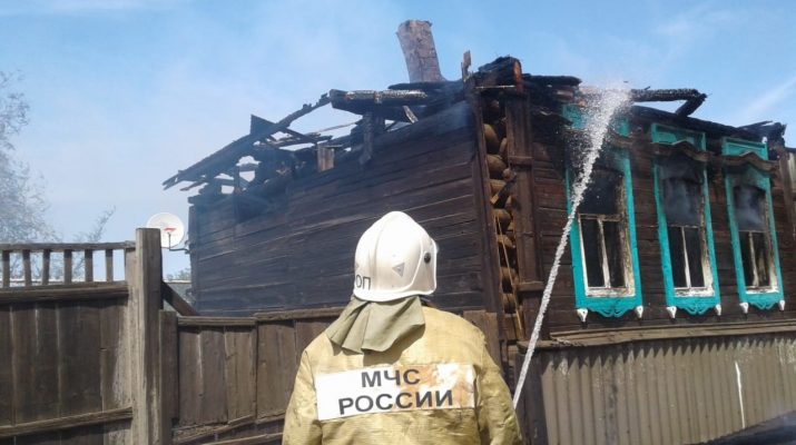 В Астраханской области сгорел дом. Есть пострадавшие