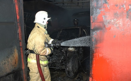 В Астрахани сгорели 3 гаража и автомобиль