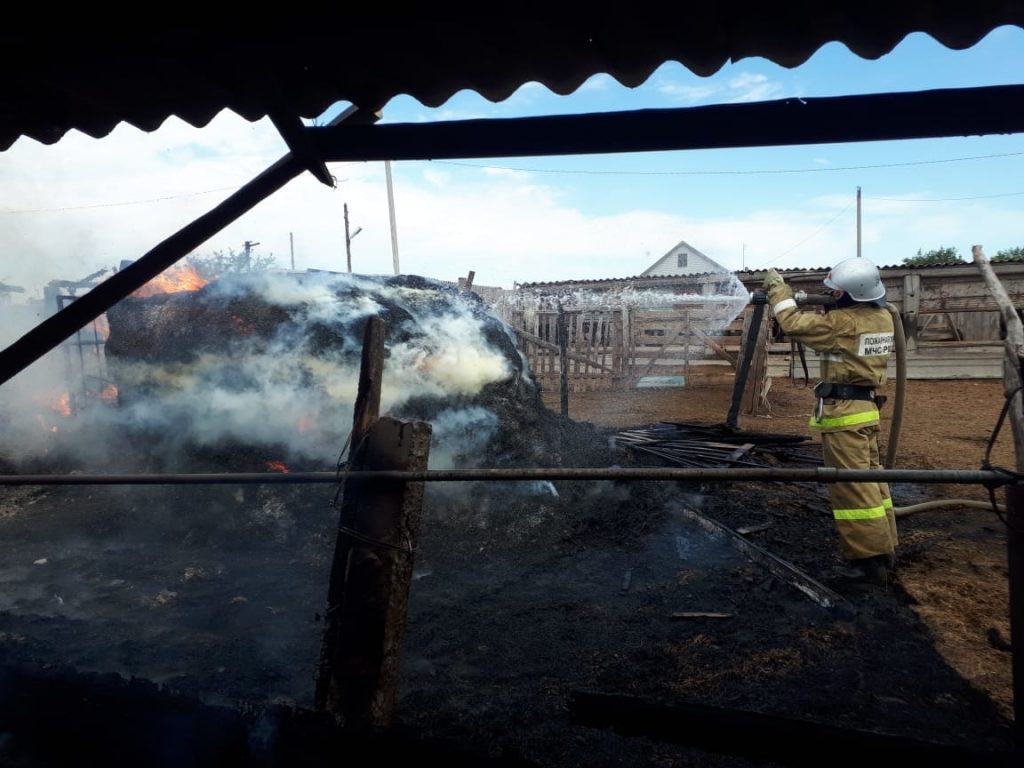 В Астрахани сгорели два дома, баня и автомобиль