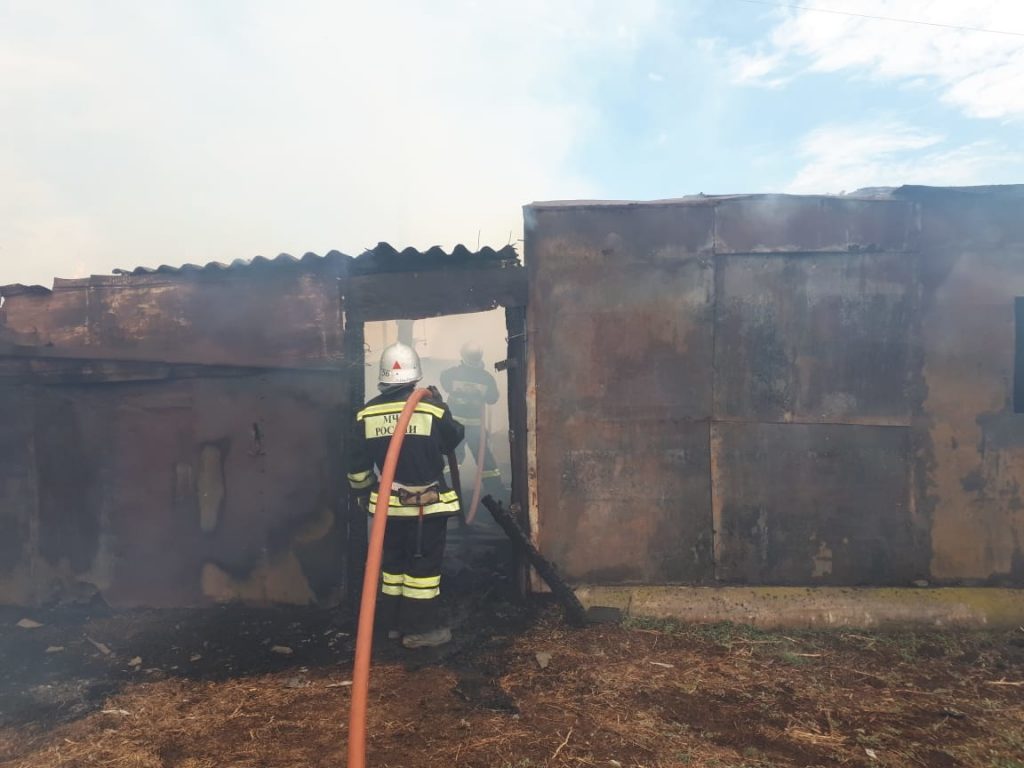 В Астрахани сгорели два дома, баня и автомобиль