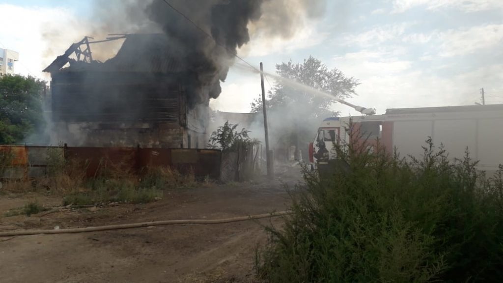 В Астрахани сгорел гараж, жилой дом и баня