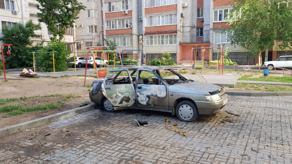 Новые кадры сгоревшего в Советском районе автомобиля