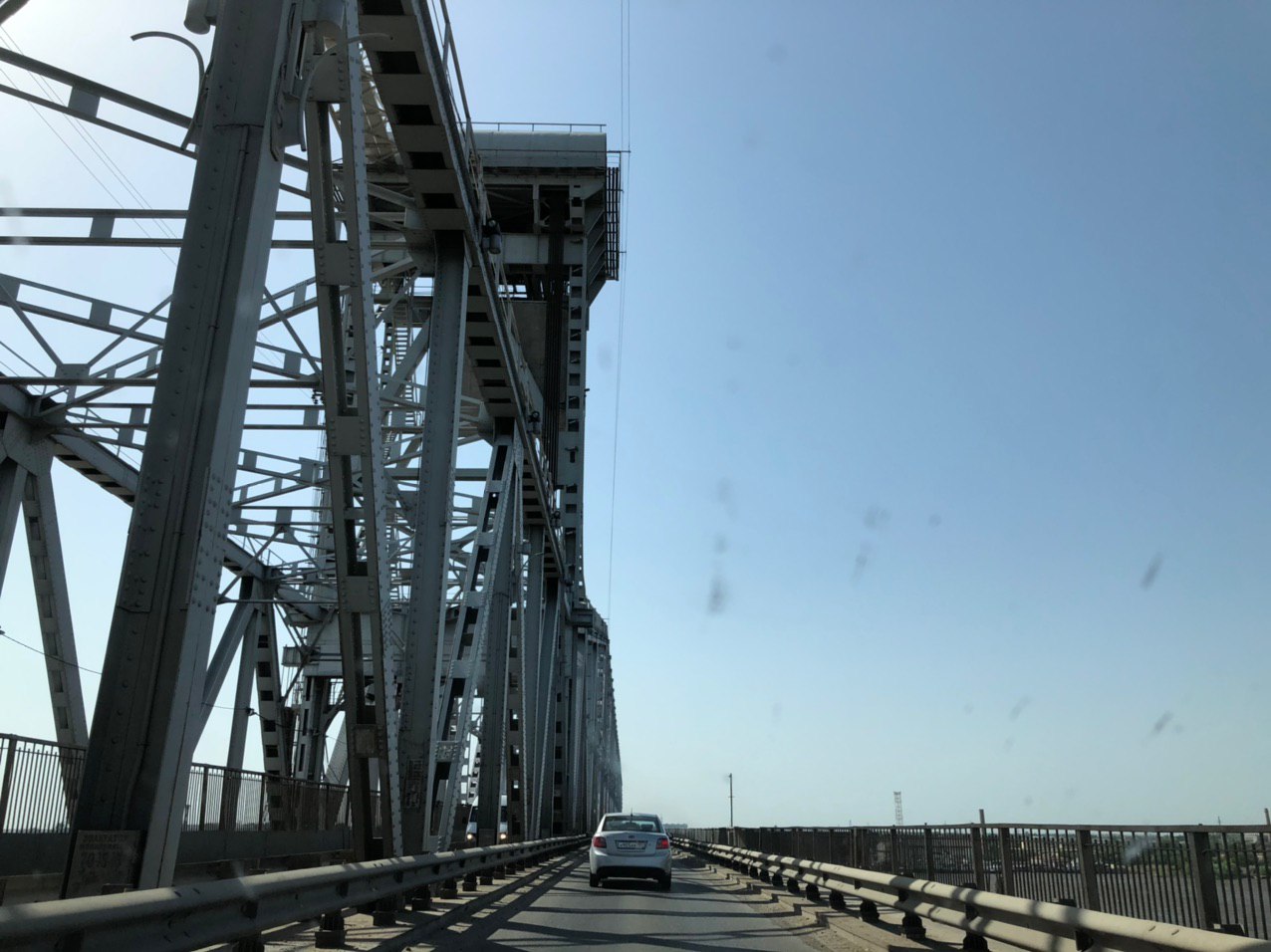 Для провода судов c 10:00 до 12:00 18 июня будет разведён совмещённый автожелезнодорожный мост через реку Волга (Старый мост) в городе Астрахани. Просим водителей заранее планировать маршрут движения.