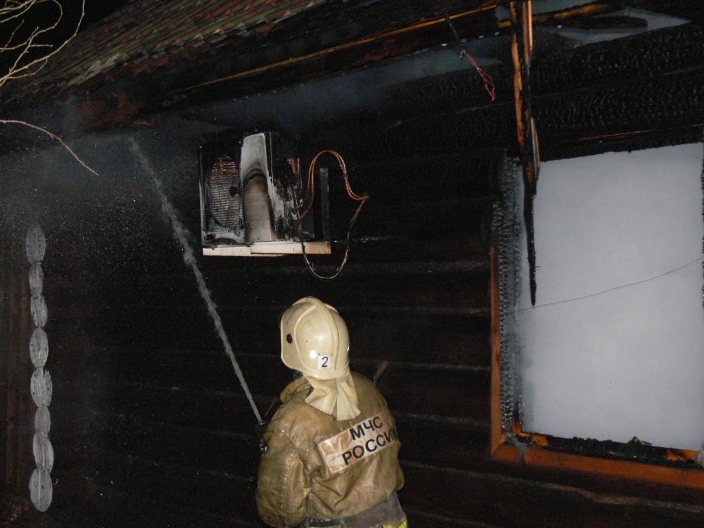 В Астраханской области загорелся дом