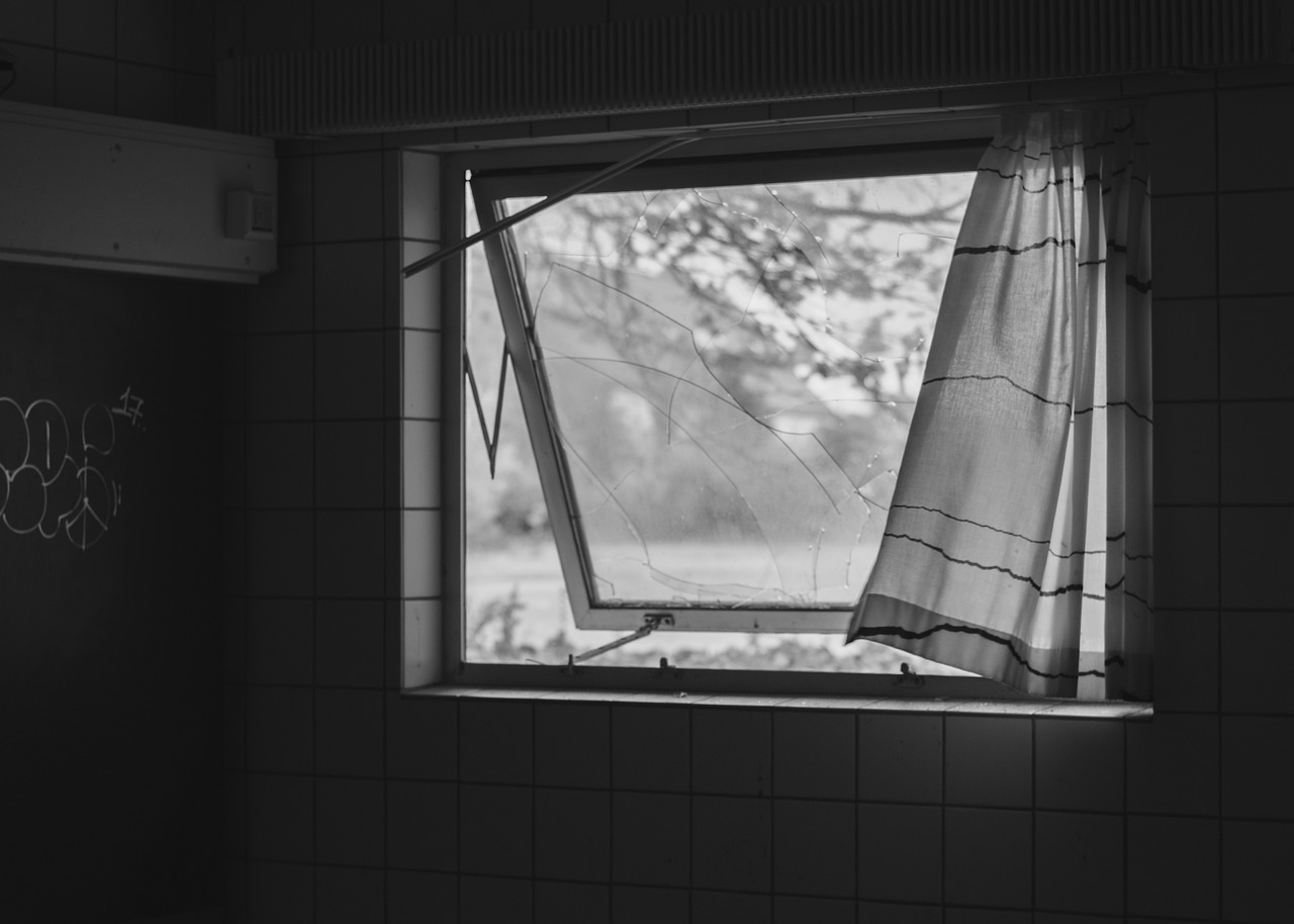 В Ахтубинске женщина выпала из окна
