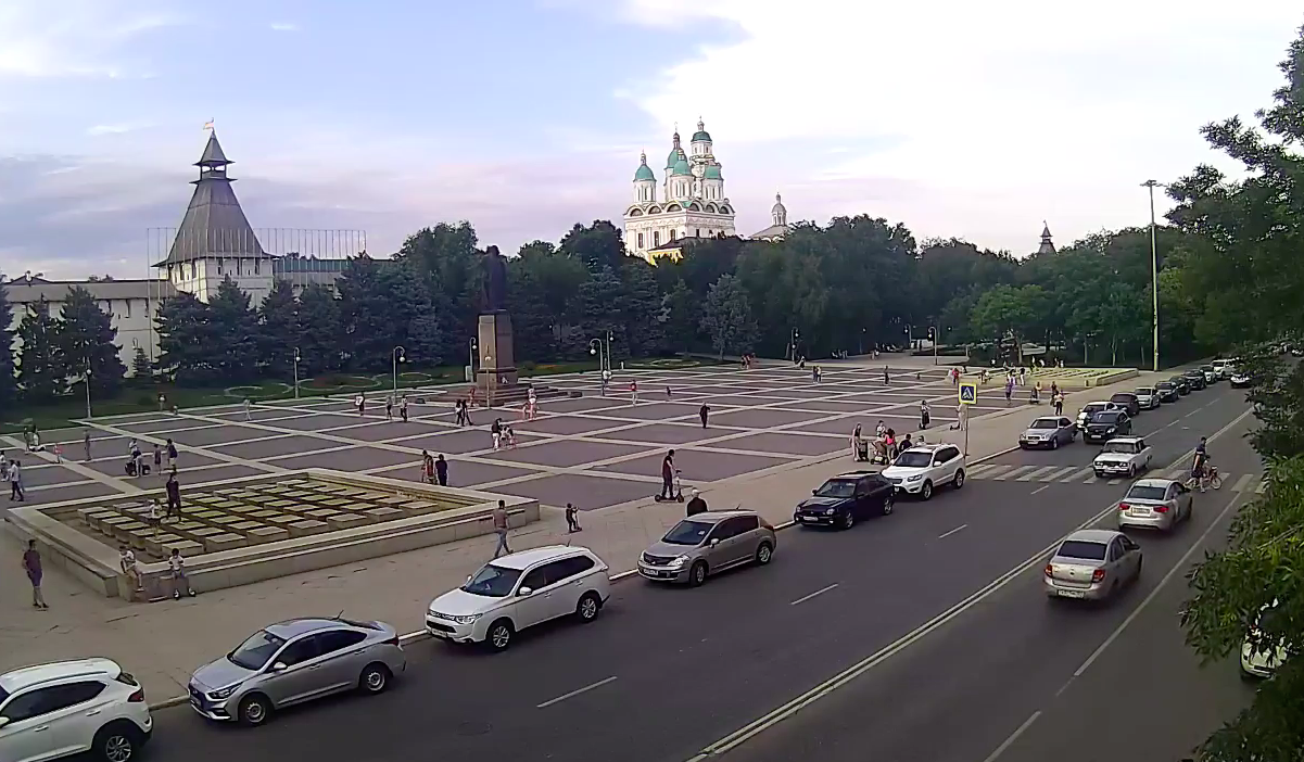 Усталость или беспечность? Астраханцы заполонили площадь Ленина на 1 июня