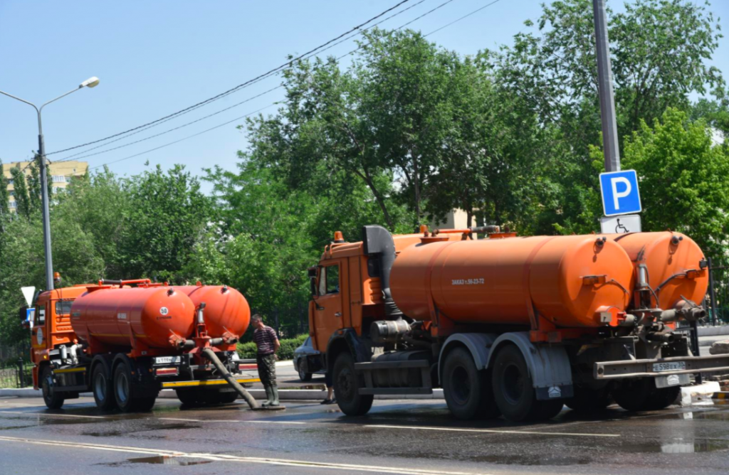 Астраханские коммунальные службы объяснили причину потопа на улицах города