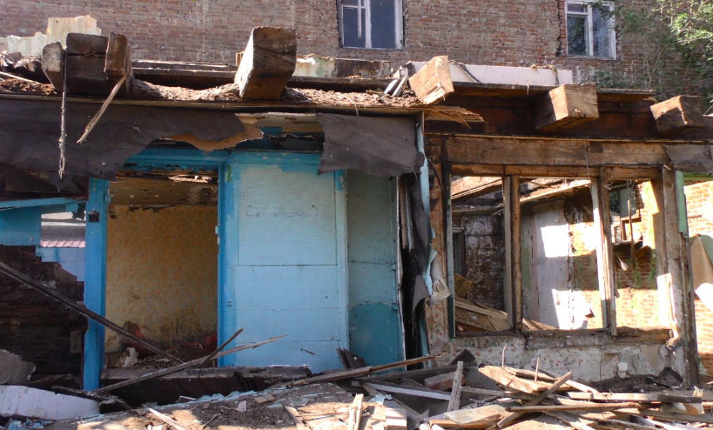 В Астрахани сносят старые аварийные здания