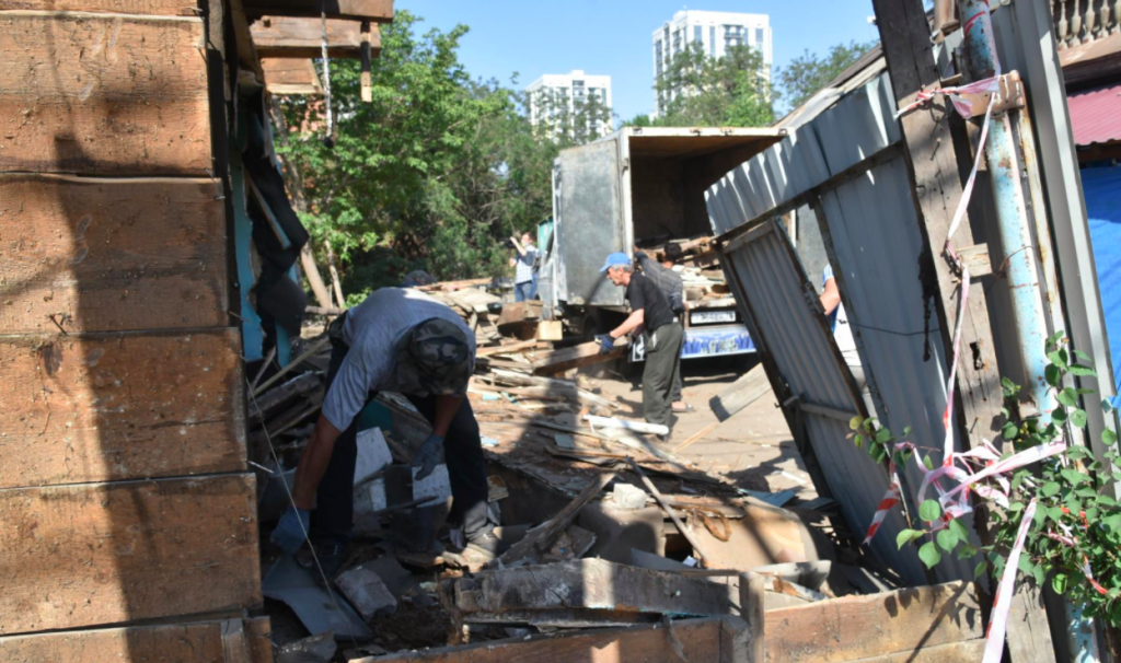 В Астрахани сносят старые аварийные здания